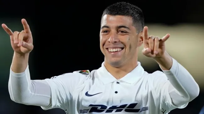 Erik Lira en un partido de los Pumas