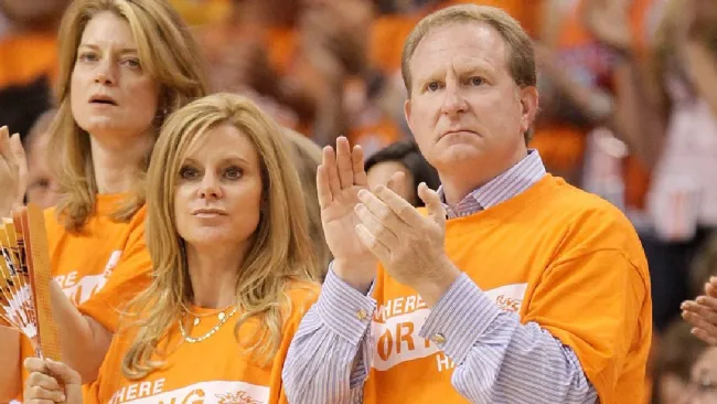 Robert Sarver y Penny en un partido de la NBA