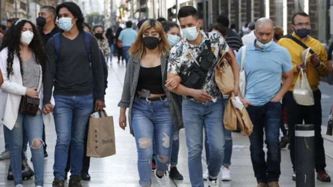 Personas transitando en la Ciudad de México