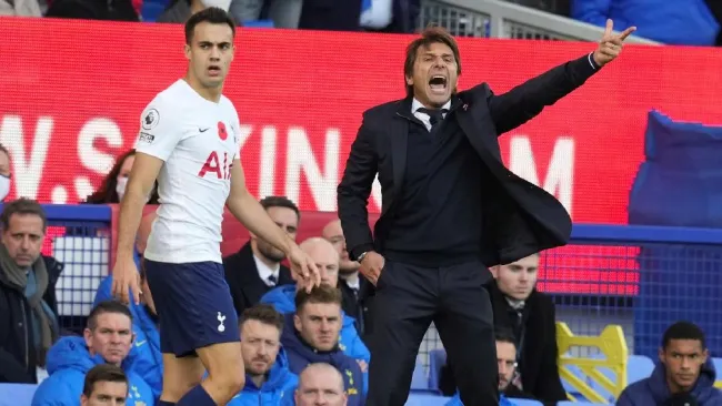 Antonio Conte dirigiendo al Tottenham 