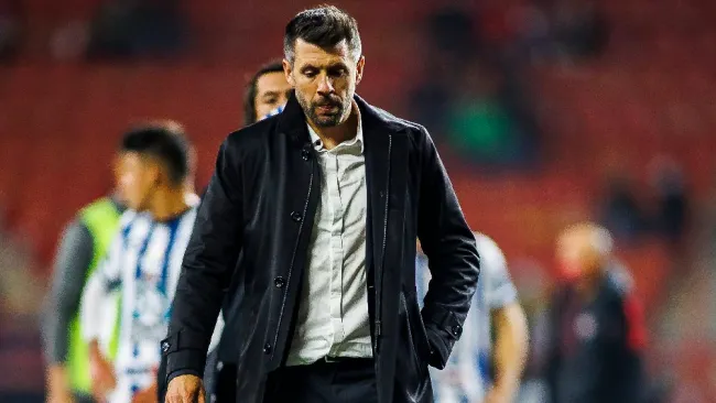Paulo Pezzolano dirigiendo al Pachuca en la Liga MX