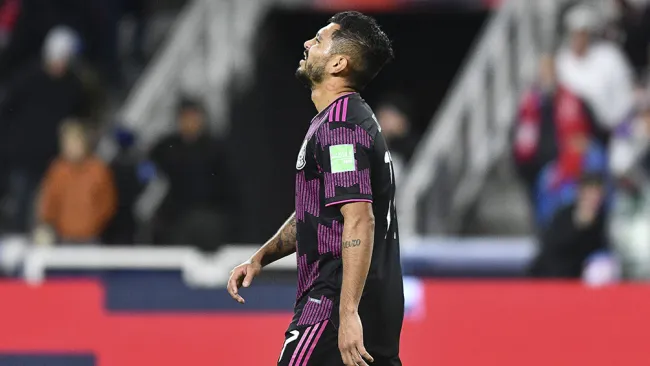 Tecatito Corona se lamenta tras una falla