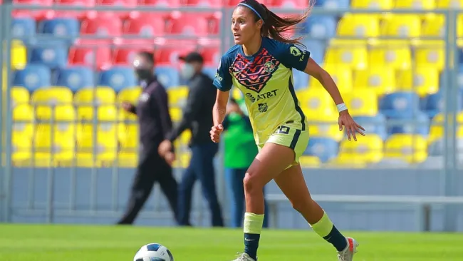 Karen Luna en acción con el América
