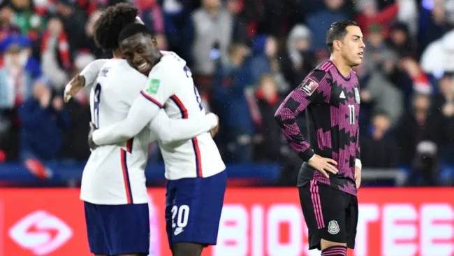 Jugadores de Estados Unidos festejando un gol sobre México