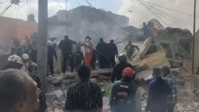 Bombero con el perro Rufián en brazos