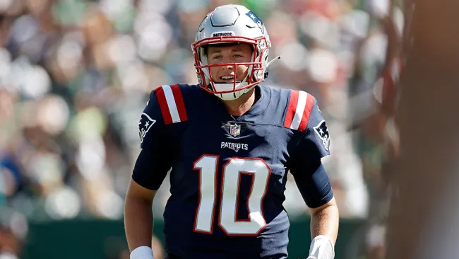 Mac Jones en festejo con los Pats