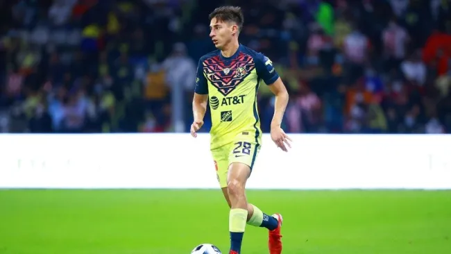 Mauro Lainez en un partido con el América