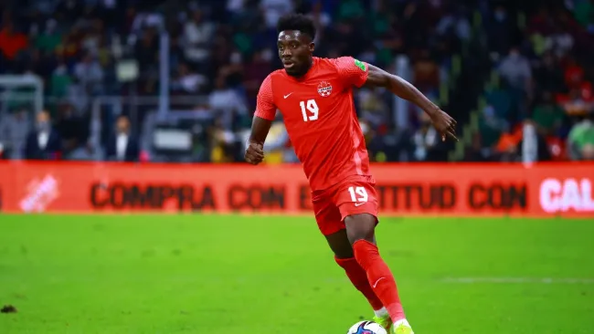 Alphonso Davies durante un partido con Canadá