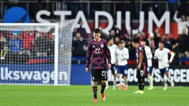 Hirving Lozano en lamento con el Tricolor