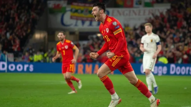 Moore en festejo de gol con Gales