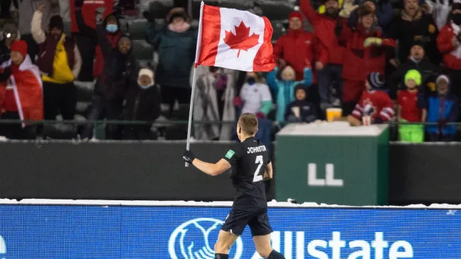 El jugador canadiense Alistair Johnston celebra triunfo sobre México