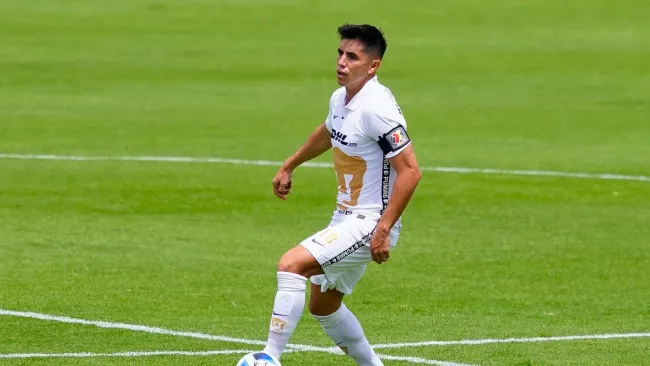 Efraín Velarde durante un partido con Pumas