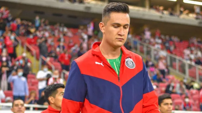 Raúl Gudiño en un partido de Chivas