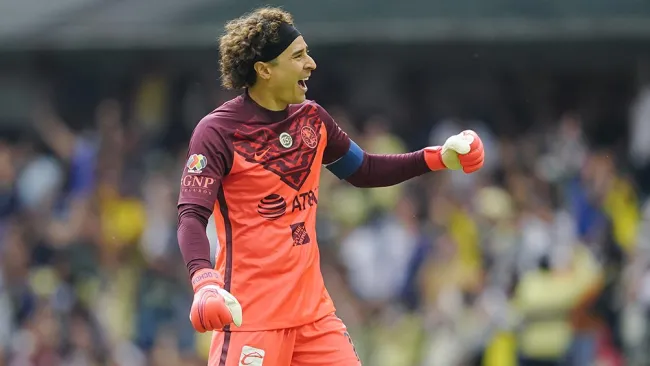 Memo Ochoa en un partido con América 