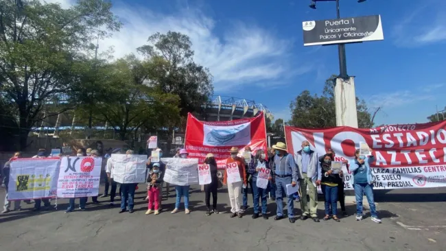 Vecinos manifestándose en contra del proyecto del Estadio Azteca
