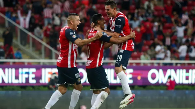 Chivas festeja durante partido