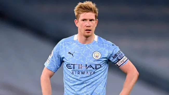 Kevin De Bruyne durante un duelo con el Manchester City 