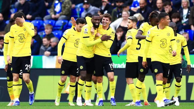 Jugadores del Chelsea festejan una anotación contra el Leicester 