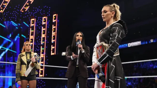 Charlotte Flair y Becky Lynch en el cambio de títulos