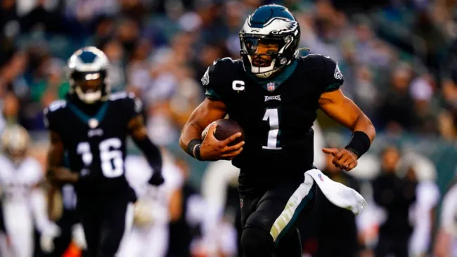 Jalen Hurts en acción con Eagles