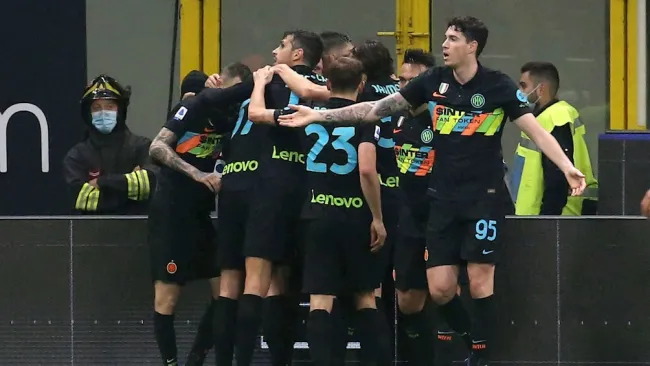 Jugadores del Inter festejan gol vs Napoli