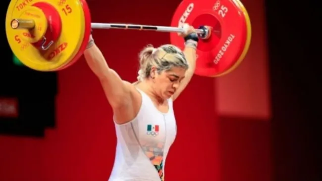 Aremi Fuentes en acción