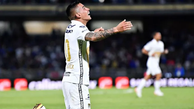 Favio Álvarez en festejo con Pumas