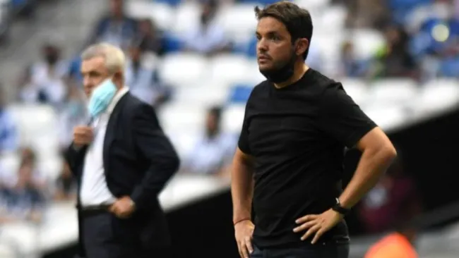 Nicolás Larcamón dirigiendo al Puebla