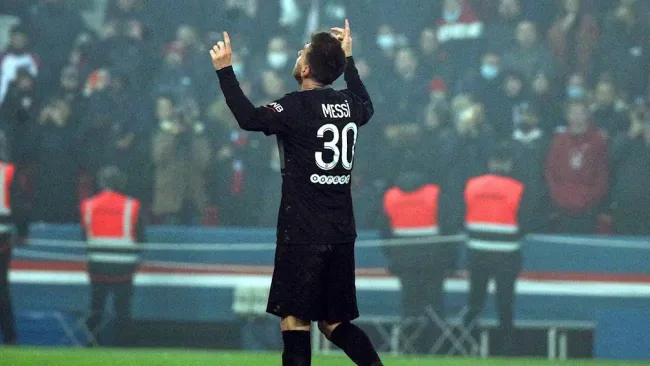 Messi celebrando un gol con el PSG