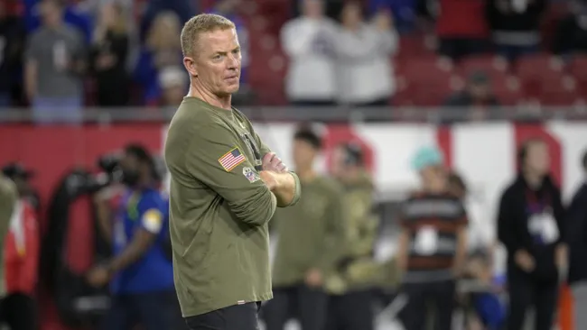 Jason Garrett observa el desempeño de su ataque