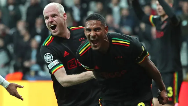 Haller festeja uno de sus goles con Ajax 