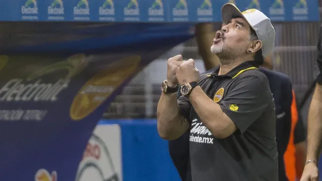 Diego Armando Maradona festejando gol de Dorados