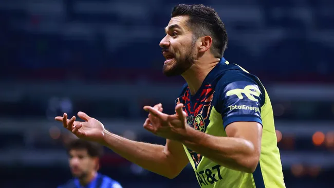 Henry Martín en un partido con América 