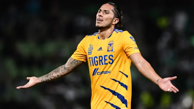 Carlos Salcedo durante un duelo de Tigres 