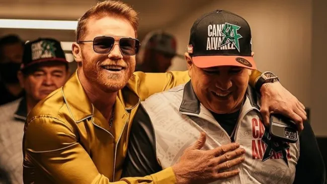 Saúl 'Canelo' Álvarez junto con Eddy Reynoso