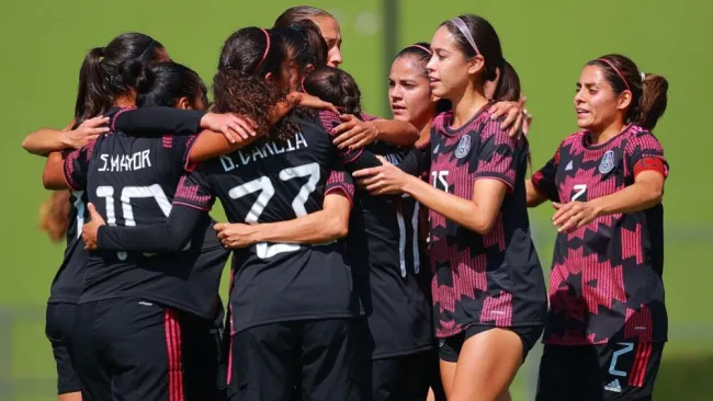 Jugadores mexicanas tras anotar un gol ante Canadá