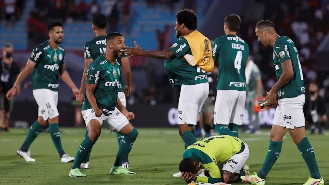 Jugadores del Palmeiras festejan gol vs Flamengo