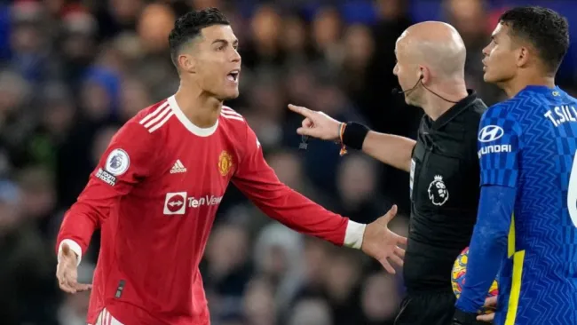 Cristiano Ronaldo discutiendo con el árbitro en el juego ante Chelsea