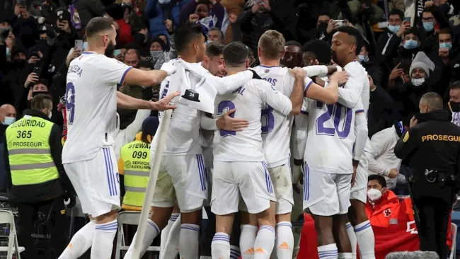 Jugadores del Madrid celebran gol vs Sevilla