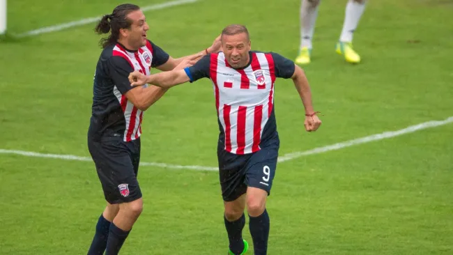Nacho Vázquez celebrando un gol con Héctor Reynoso