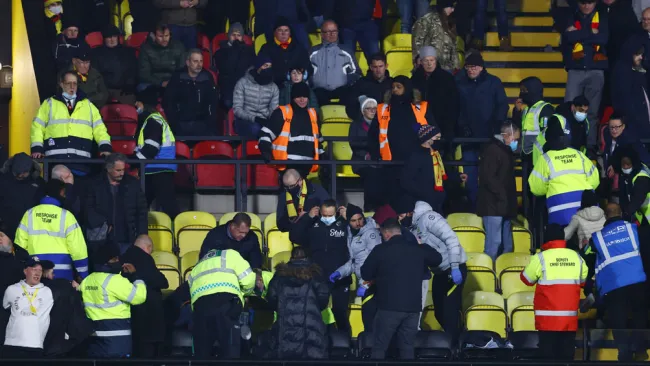 Paramédicos atienden al aficionado en las gradas