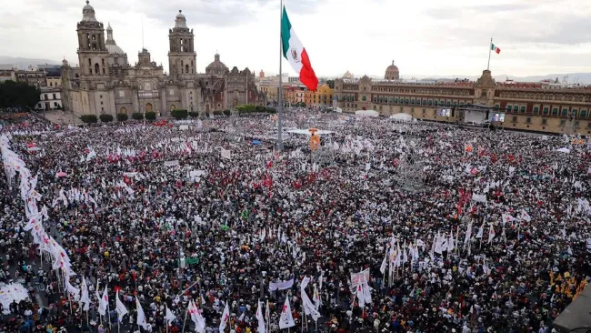 Simpatizantes llenaron el Zócalo para ver a AMLO