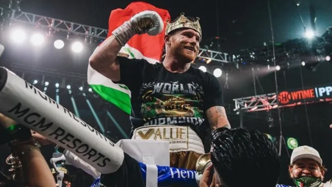Saúl 'Canelo' Álvarez celebra tras triunfo en el cuadrilátero