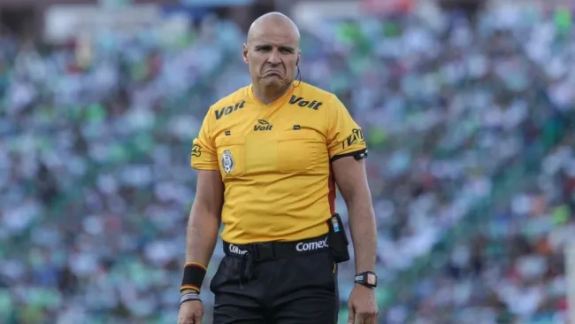 Chacón en un partido de la Liga MX