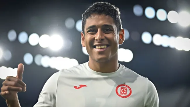 Luis Romo previo a un partido de Cruz Azul