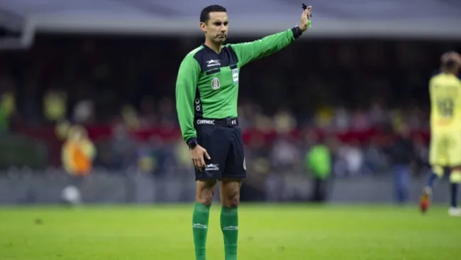 César Arturo Ramos arbitrando en la Liga MX