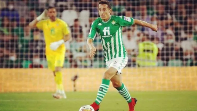 Andrés Guardado durante un duelo con el Betis