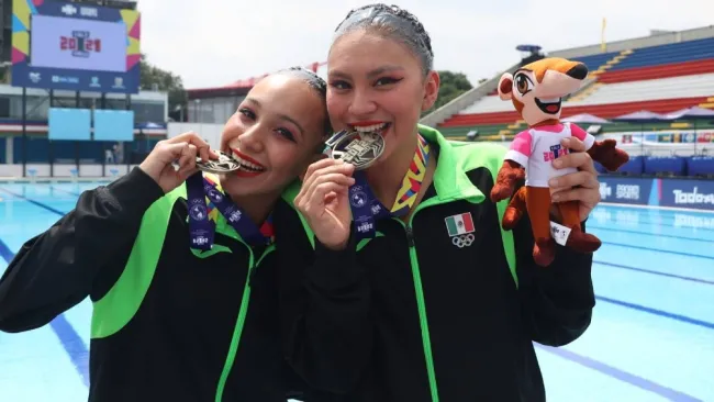 Itzamary González y Marla Arellano posan con el Oro Panamericano
