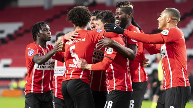 Jugadores del PSV festejan una anotación 