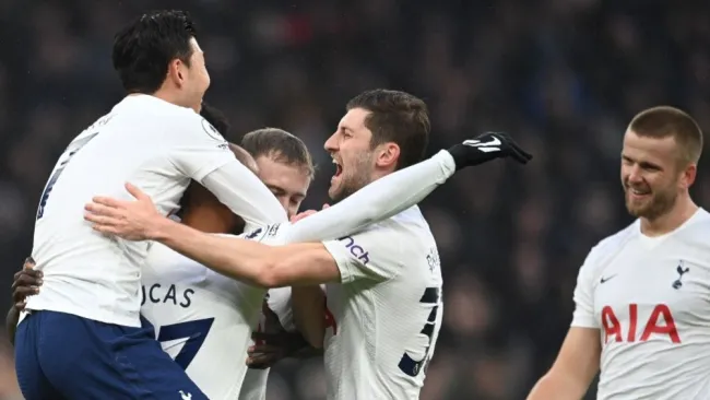 Jugadores de los Spurs tras anotar un gol